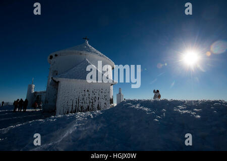 Pec Pod Snezkou, République tchèque. 21 Jan, 2017. Voir à partir de la montagne Snezka dans les montagnes Krkonose (géant), en République tchèque, le 21 janvier 2017. Mauvaises conditions de dispersion sont dans dix régions de la République tchèque, en raison de laquelle le smog règlement est toujours valide à Prague, la Région de Bohême centrale et la région d'Olomouc aujourd'hui, alors que la situation de smog a été également déclarée dans sept régions plus fortes concentrations de poussières en suspension dans l'air. Photo : CTK Josef Vostarek/Photo/Alamy Live News Banque D'Images