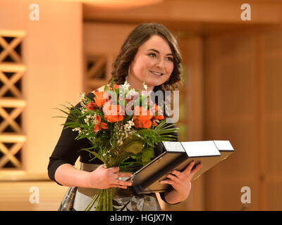 Cembalo tchèque Zuzana Ruzickova, joueur corniste Tchèque Katerina Javurkova (photo) et le chef d'orchestre britannique Sir John Eliot Gardiner est devenu le premier des nouveaux titulaires de bourses de Prague classique à Prague, République tchèque, le 21 janvier 2017. Javurkova catégorie a remporté le talent de l'année et Gardiner a été décerné pour sa promotion de la musique tchèque à l'étranger. (Photo/CTK Katerina Sulova) Banque D'Images