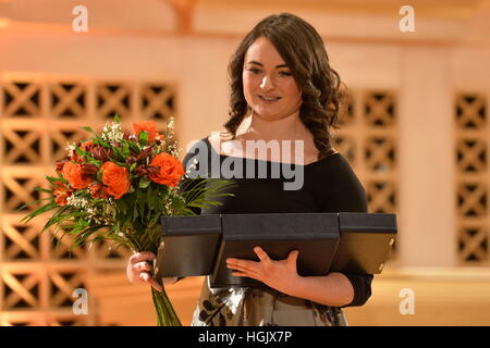 Cembalo tchèque Zuzana Ruzickova, joueur corniste Tchèque Katerina Javurkova (photo) et le chef d'orchestre britannique Sir John Eliot Gardiner est devenu le premier des nouveaux titulaires de bourses de Prague classique à Prague, République tchèque, le 21 janvier 2017. Javurkova catégorie a remporté le talent de l'année et Gardiner a été décerné pour sa promotion de la musique tchèque à l'étranger. (Photo/CTK Katerina Sulova) Banque D'Images