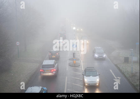 Un matin brumeux sur les voitures d'attente attendre dans un embouteillage sur une route dans le West Sussex, Angleterre, Royaume-Uni. Banque D'Images