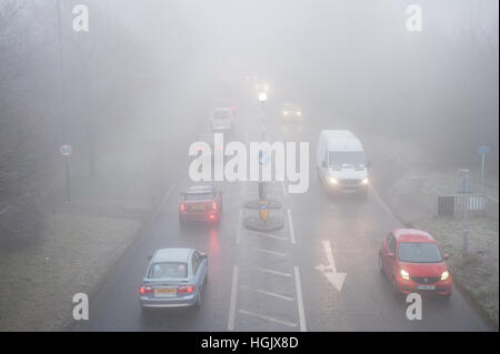 Un matin brumeux sur les voitures d'attente attendre dans un embouteillage sur une route dans le West Sussex, Angleterre, Royaume-Uni. Banque D'Images