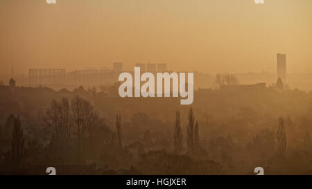 Glasgow, Ecosse, Royaume-Uni. 23 Jan, 2017. Un mélange de terre du brouillard givrant et la lumière du soleil et du brouillard recouvre la ville. Credit : Gérard Ferry/Alamy Live News Banque D'Images