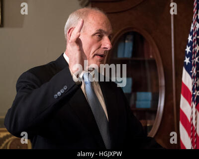 Marine à la retraite le général James Kelly est assermenté à titre de secrétaire de la Sécurité intérieure par le Vice-président Mike Pence, comme sa femme Karen est titulaire de la bible, dans le bureau de cérémonie à la vice-présidence dans l'Executive Office Building à Washington, DC Le 20 janvier 2017. Photo par Kevin Dietsch/UPI - PAS DE SERVICE DE FIL - Photo : Kevin Dietsch/UPI/consolidé/dpa Banque D'Images