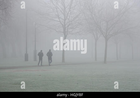 Londres, Royaume-Uni. 23 Jan, 2017. Un brumeux et frosty recommencer l'Est de Londres, dans ce qui devrait être une journée ensoleillée. Credit : Ilyas Ayub/ Alamy Live News Banque D'Images