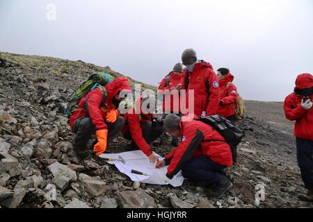 (170123) -- l'Antarctique, le 23 janvier 2017 (Xinhua) -- les scientifiques à réaliser des recherches sur le terrain sur l'île King George, alors qu'ils débarquaient de navire de recherche chinois Haiyang Liuhao, est également connu sous le n° 6, sur l'Antarctique, 22 janvier 2017. Il a été le premier navire de recherche de l'expédition à terre. Liuhao a mis le cap sur Haiyang Juillet 2016 jusqu'à l'océan Pacifique et l'Antarctique, pour une expédition de 60 000 km et devrait revenir à la mi-avril 2017. L'expédition aura trois tâches. Il servira de ressource marine et procéder à l'évaluation de l'environnement dans le Pacifique ouest selon un contrat avec th Banque D'Images