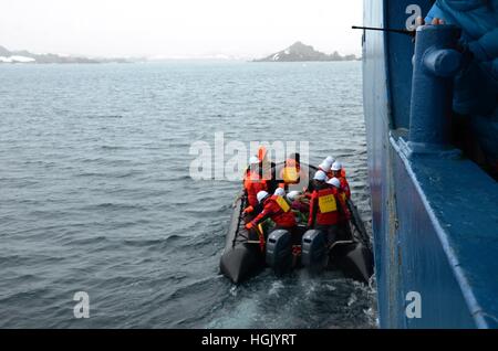 (170123) -- LIUHAO HAIYANG, 23 janvier 2017 (Xinhua) -- Les scientifiques prendre un bateau pour l'île du Roi George pour la recherche sur le terrain à mesure qu'ils s'éloignent du navire de recherche chinois Haiyang Liuhao, est également connu sous le n° 6, sur l'Antarctique, 22 janvier 2017. Il a été le premier navire de recherche de l'expédition à terre. Liuhao a mis le cap sur Haiyang Juillet 2016 jusqu'à l'océan Pacifique et l'Antarctique, pour une expédition de 60 000 km et devrait revenir à la mi-avril 2017. L'expédition aura trois tâches. Il servira de ressource marine et procéder à l'évaluation de l'environnement dans le Pacifique ouest selon un contrat avec th Banque D'Images