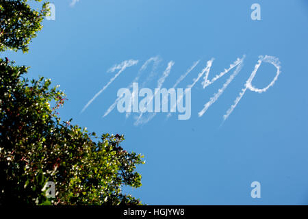 Les lettres "Trump" peut être vu le jour de l'investiture présidentielle du 45. Le président américain, au-dessus de Sydney, Australie, 21 janvier 2017. Dpa : Crédit photo alliance/Alamy Live News Banque D'Images