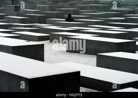 Berlin, Allemagne. 23 Jan, 2017. La neige se trouve sur la stèle de la place de l'Holocauste à Berlin, Allemagne, 23 janvier 2017. Photo : Maurizio Gambarini/dpa/Alamy Live News Banque D'Images