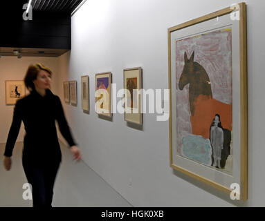 Hanovre, Allemagne. 23 Jan, 2017. Une femme regarde la peinture 'Der Reiter und sein Pferd' (2007) à le Musée Sprengel de Hanovre (Allemagne), 23 janvier 2017. L'œuvre de l'artiste allemand Siegfried Neuenhausen (né en 1931) fait partie d'environ 100 sculptures, peintures, graphiques, dessins et photographies qui seront exposées entre le 25 janvier et le 23 avril 2017 lors de l'exposition 'Das Glueck der Erde.' (lit. "La chance de la terre"). Photo : Holger Hollemann/dpa/Alamy Live News Banque D'Images