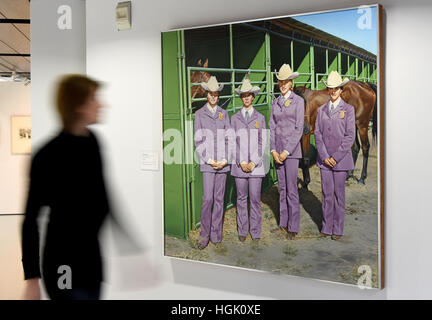 Hanovre, Allemagne. 23 Jan, 2017. Une femme regarde la peinture 'Green' de la rivière Powder (1973) au Musée Sprengel de Hanovre (Allemagne), 23 janvier 2017. L'illustration par nous-artiste américain Richard McLean (1934 - 2014) fait partie d'environ 100 sculptures, peintures, graphiques, dessins et photographies qui seront exposées entre le 25 janvier et le 23 avril 2017 lors de l'exposition 'Das Glueck der Erde.' (lit. "La chance de la terre"). Photo : Holger Hollemann/dpa/Alamy Live News Banque D'Images