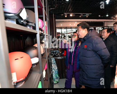 Zhangjiakou, province de Hebei en Chine. 23 Jan, 2017. Le président chinois Xi Jinping (avant) apprend les fonctions de l'engin au ski Ski Genting comme il inspecte les travaux préparatoires pour Beijing 2022 Jeux Olympiques d'hiver de Zhangjiakou Ville, Province de Hebei en Chine du nord, le 23 janvier 2017. Crédit : Li Tao/Xinhua/Alamy Live News Banque D'Images