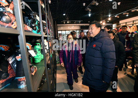 Zhangjiakou, province de Hebei en Chine. 23 Jan, 2017. Le président chinois Xi Jinping (avant) apprend les fonctions de l'engin au ski Ski Genting comme il inspecte les travaux préparatoires pour Beijing 2022 Jeux Olympiques d'hiver de Zhangjiakou Ville, Province de Hebei en Chine du nord, le 23 janvier 2017. Crédit : Li Tao/Xinhua/Alamy Live News Banque D'Images