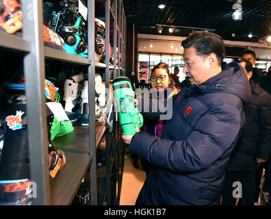 Zhangjiakou, province de Hebei en Chine. 23 Jan, 2017. Le président chinois Xi Jinping (avant) apprend les fonctions de l'engin au ski Ski Genting comme il inspecte les travaux préparatoires pour Beijing 2022 Jeux Olympiques d'hiver de Zhangjiakou Ville, Province de Hebei en Chine du nord, le 23 janvier 2017. Crédit : Li Tao/Xinhua/Alamy Live News Banque D'Images