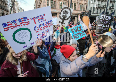 Londres, Royaume-Uni. 22 janvier, 2017. Marche des femmes à Londres. Les femmes avec des bannières à marcher le long de Piccadilly. Les gens de tous les sexes mars à Londres dans le cadre d'une journée internationale d'action en solidarité. Ils s'unissent et s'unir pour la dignité et l'égalité de tous les peuples, pour la sécurité et la santé de notre planète et pour la force de notre communauté dynamique et diversifié. Crédit : Martin Pickles Alamy Live News Banque D'Images