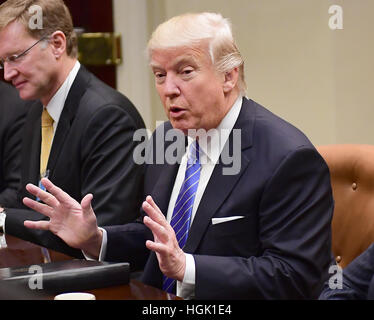 Washington, DC, USA. 23 Jan, 2017. Le Président des Etats-Unis, Donald Trump fait allocution à l'occasion d'un petit-déjeuner et séance d'écoute avec les principaux chefs d'entreprise dans la Roosevelt Room de la Maison Blanche à Washington, DC le lundi, Janvier 23, 2017. Credit : MediaPunch Inc/Alamy Live News Banque D'Images