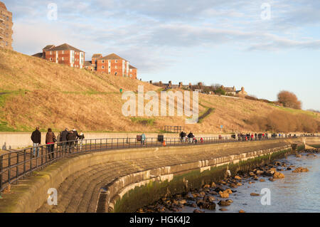 Les gens qui marchent le long de la rivière à Tynemouth, North Tyneside, Angleterre, RU Banque D'Images