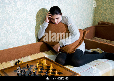 Teen girl making checkmate jouant aux échecs, il est gagnant Banque D'Images