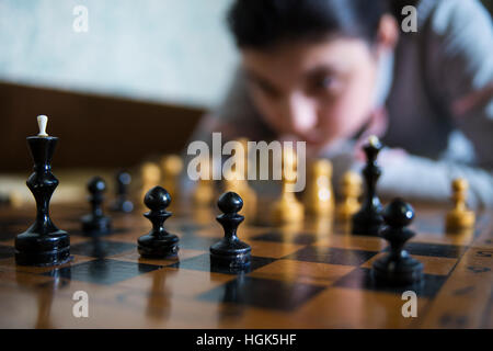 Teen girl making checkmate jouant aux échecs, il est gagnant Banque D'Images