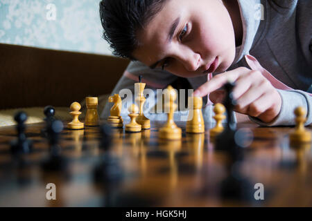 Teen girl making checkmate jouant aux échecs, il est gagnant Banque D'Images