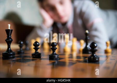 Teen girl making checkmate jouant aux échecs, il est gagnant Banque D'Images