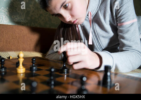 Teen girl making checkmate jouant aux échecs, il est gagnant Banque D'Images