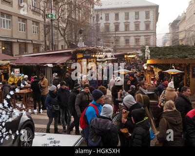 Marché de Noël sur la place Vorosmarty ter dans le centre-ville de Budapest, Hongrie Banque D'Images