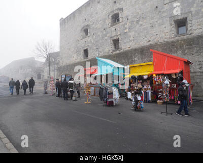 Boutiques de souvenirs colorés à la citadelle sur la colline Gellert à Budapest, Hongrie Banque D'Images