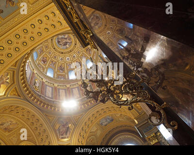 Basilique Saint intérieur Stephans à Budapest, en Hongrie, l'une des plus grandes églises au monde avec 8000 sièges. Banque D'Images