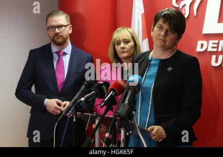 Le chef du Parti unioniste démocratique Arlene Foster (à droite) lors de la DUP siège à Belfast avec l'Irlande du Nord Les ministres exécutif Simon Hamilton et Michelle McIlveen (à gauche) que le gouvernement britannique a lancé un appel aux dirigeants politiques de l'Irlande du Nord à l'étape de s'en sortir de la crise politique actuelle. Banque D'Images