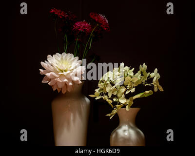 Fleurs dans un vase Banque D'Images