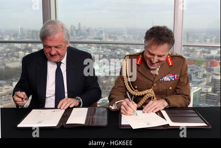 Le général Sir Nick Carter (à droite), chef d'état-major général des forces armées, signe le pacte avec BT président Sir Mike Rake lors du lancement de la doctrine du leadership de l'armée à la BT Tower dans le centre de Londres. Banque D'Images