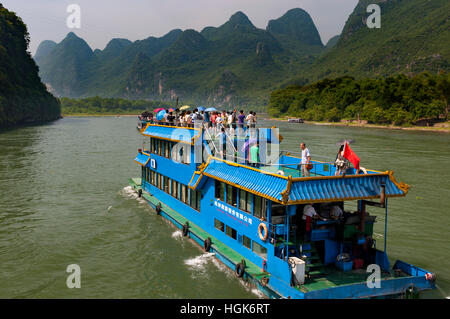Rivière Li, Chine - 1 août 2012 : un bateau à passagers qui font le voyage entre Guilin à Yangshuo dans la rivière Li, en Chine Banque D'Images