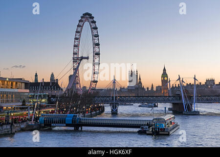 Vue sur la rivière. London Eye et Big Ben. Southbank London UK Banque D'Images