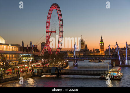 Vue sur la rivière. London Eye et Big Ben. Southbank London UK Banque D'Images