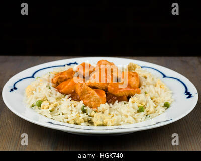 Poulet aigre-doux Riz frit aux oeufs Repas Chinois Banque D'Images