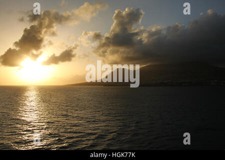 Coucher de soleil sur l'île de St Kitts, avec de belles réflexions sur l'océan, des Caraïbes. Banque D'Images