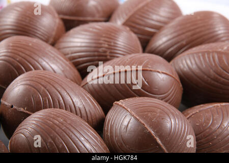 Close up d'oeufs de Pâques au chocolat, avec les emballages off prêt à manger. Banque D'Images