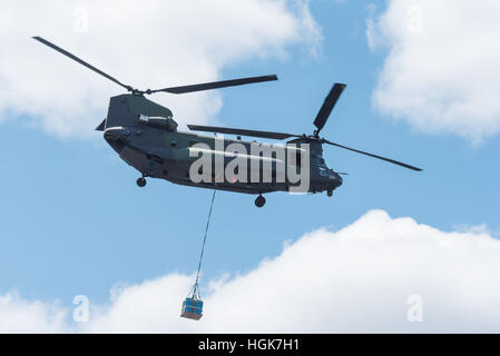 Transport aérien lourd, double rotor, un hélicoptère militaire, en vol, transportant des marchandises. Hélicoptère militaire de transport aérien lourd en vol. Banque D'Images