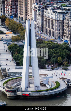 Tai Chi sous le monument aux héros du peuple, Shanghai, Chine Banque D'Images