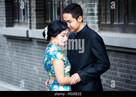 Jeune couple amoureux chinois, Shanghai, Chine Banque D'Images
