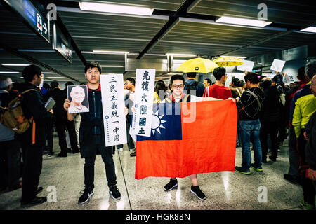 Hong Kong, Chine. 10 janvier, 2017. La station MTR Hong Kong 'Forbidden City Wall' reliant la gare centrale pour piétons et le Musée du Palais de West Kowloon prévues sont controversées. Les membres de la Néo-démocrates ont exprimé leur mécontentement. Les modèles de manifestants tenir le carton des tanks de l'Armée populaire de libération. Ils ont dit que c'était définie comme la performance, exprimée à Carrie Lam Cheng Yuet-ngor sans consultation en cas de décision privée de grands projets de West Kowloon, et que la présence d'environ 300 personnes à participer. © Yeung Kwan/Pacific Press/Alamy Live News Banque D'Images