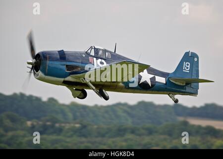 Grumman F6F Hellcat décollant à Duxford Banque D'Images
