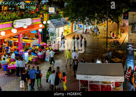 La 5ème Avenue de Playa Del Carmen, Riviera Maya, près de Cancun au Mexique. Temps de nuit montrant certains restaurants et bars. Banque D'Images