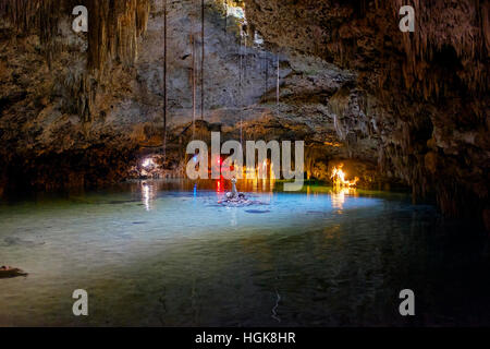 Mexican Cénote, appelé Tak être Ha, montrant la rivière souterraine, les stalagmites et stalactites. Province du Yucatan, Mexique Banque D'Images
