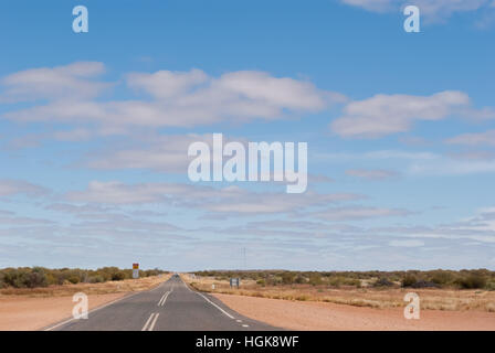 Route dans l'outback australien, Territoire du Nord Banque D'Images