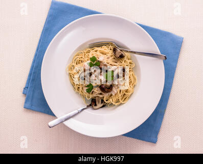 Spaghetti carbonara avec Brown en champignons bol à pâtes d'origine Banque D'Images