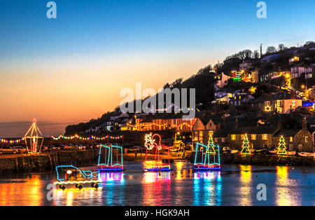 Les lumières de Noël à Mousehole à Cornwall, Angleterre, Royaume-Uni. Banque D'Images