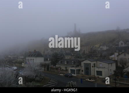 Portrait de Rochecorbon dans du brouillard givrant France Janvier 2017 Banque D'Images