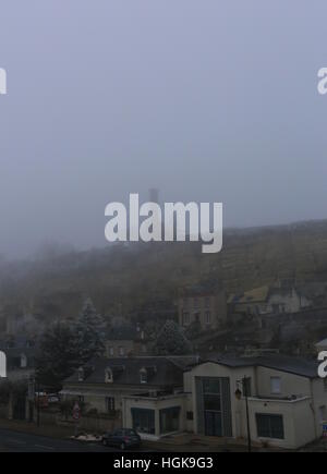 Portrait de Rochecorbon dans du brouillard givrant France Janvier 2017 Banque D'Images