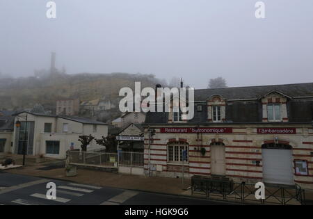 Portrait de Rochecorbon dans du brouillard givrant France Janvier 2017 Banque D'Images